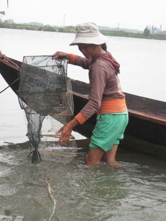 Chị Nguyễn Thị Huệ đang thu dọn rập.