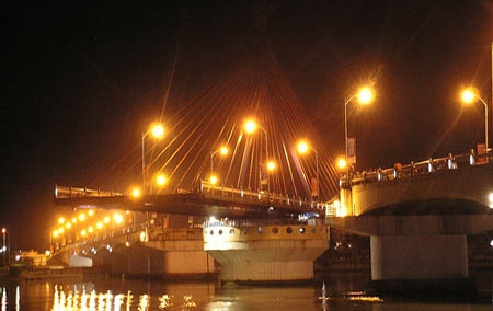 Cầu sông Hàn là cầu quay dây văng đầu tiên và duy nhất Việt Nam.  Ảnh: Internet