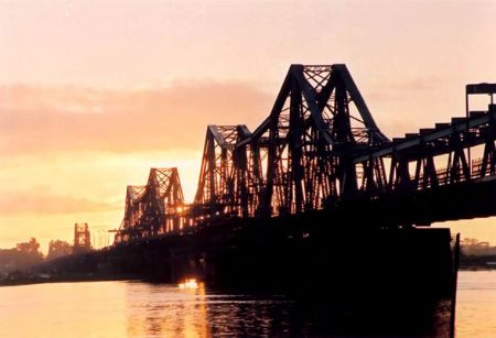  Cầu Long Biên là cây cầu sắt nhiều tuổi nhất Việt Nam. Ảnh: Internet