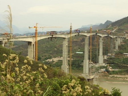 Cầu Pá Uôn là cây cầu có trụ cao nhất Việt Nam. Ảnh: TTXVN