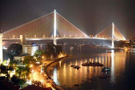  Cầu Bãi Cháy là cây cầu dây văng một mặt phẳng đầu tiên và có nhịp cầu chính dài nhất thế giới. Ảnh: Internet