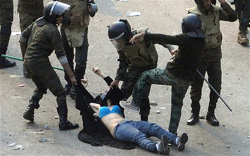 Cô gái trẻ bị lột bung áo và bạo hành giữa thủ đô Cairo.