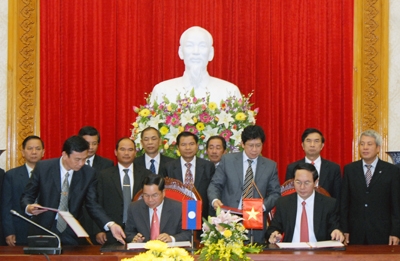 Bộ trưởng Trần Đại Quang và Bộ trưởng Thoong Ban Seng A Phon ký kết Kế hoạch hợp tác an ninh Việt Nam- Lào năm 2012 - Ảnh: Chinhphu.vn