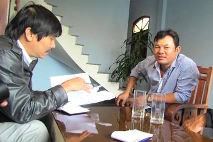 Ngư dân Lê Văn Thắng phản ánh sự việc với phóng viên. 