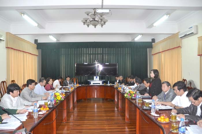 Phó Chủ tịch UBND tỉnh Đinh Thị Loan báo cáo với Đoàn về những kết quả thực hiện NQ 30a của Quảng Ngãi.