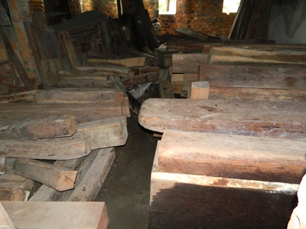 Số gỗ chất đầy một căn phòng lớn