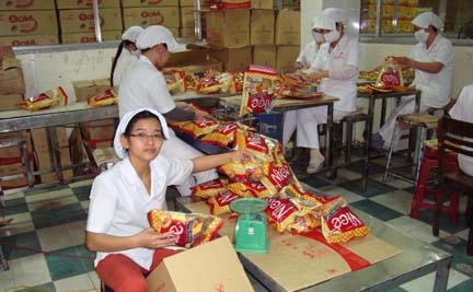 Đóng gói sản phẩm bánh kẹo Biscafun trước khi xuất xưởng.
