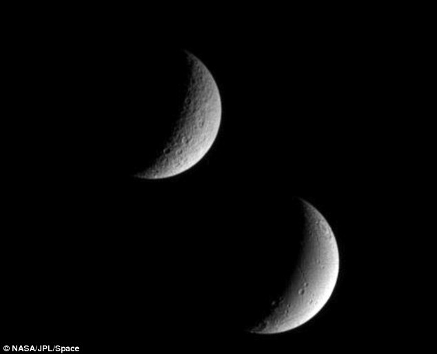 Trái đất cũng có hai mặt trăng như mặt trăng Rhea và Dione của sao Thổ