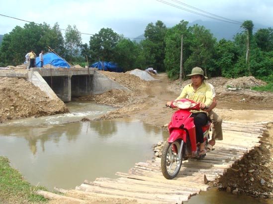 Chiếc cầu tạm này đã bị nước lũ cuốn trôi 3 lần, nhưng cầu Suối Giỏ dù thi công trong mùa mưa lũ vẫn làm vượt tiến độ, giúp người dân đi lại thuận tiện