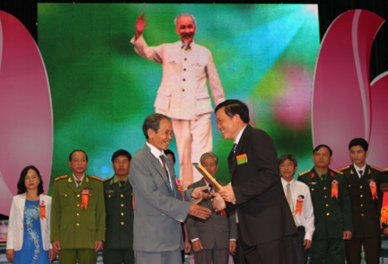 Nguyên Bí thư Tỉnh ủy Nguyễn Hòa Bình tặng Bằng khen cho ông Nguyễn Hữu Hạnh vì có thành tích xuất sắc trong 4 năm thực hiện Cuộc vận động.