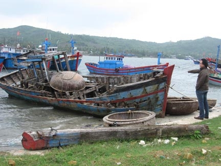 Một chiếc tàu cá chỉ còn trơ lại khung gỗ sau khi bị sóng đánh chìm tại cửa biển Sa Huỳnh