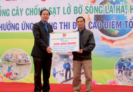 Đại diện Trung ương Đoàn TNVN trao tặng tiền hỗ trợ xây dựng mô hình trồng cây trên đảo Lý Sơn cho đại diện Tỉnh đoàn Quảng Ngãi