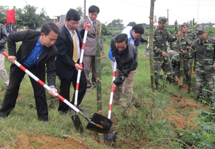 Đồng chí Lê Viết Chữ- Phó Chủ tịch UBND tỉnh tham gia trồng cây chống sạt lở bờ sông La Hà