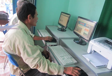 Lão nông Trịnh Nên đang mày mò lướt web tại CLB internet nông dân mới mở của thôn