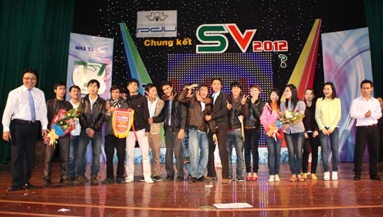 Lãnh đạo Trường ĐH Phạm Văn Đồng và nhà tài trợ trao giải nhất, nhì, ba cho các đội.