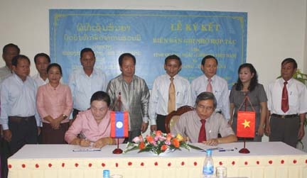Lãnh đạo tỉnh Quảng Ngãi ký kết Bản ghi nhớ hợp tác với lãnh đạo tỉnh Atttapư (Lào).