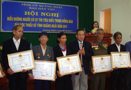 Đồng chí Nguyễn Minh - Phó Bí thư Tỉnh ủy (thứ ba từ phải qua) trao Bằng khen của UBND tỉnh cho người có uy tín, tiêu biểu trong đồng bào các dân tộc thiểu số của Quảng Ngãi.    