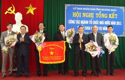 Phó Bí thư Tỉnh ủy, Chủ tịch UBND tỉnh Cao Khoa (thứ ba bên phải) và Phó Bí thư Tỉnh ủy Nguyễn Minh (thứ hai bên trái) trao cờ thi đua xuất sắc cho Sở Nội vụ tại hội nghị.   