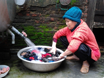 Nước sạch nhưng không sạch nên bà Lê Thị Hạnh (tổ dân phố 1, thị trấn Mộ Đức) chỉ dùng để giặt giũ.