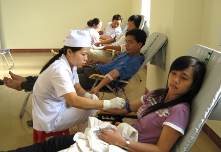 ĐVTN khối DN tỉnh tham gia hiến máu tình nguyện. Ảnh: M.Hoa