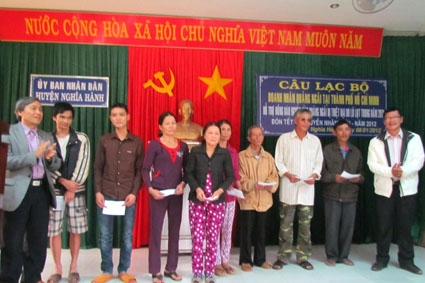 Phó Chủ tịch UBND tỉnh Lê Quang Thích và ông Trần Đình Vĩnh- Chủ nhiệm CLB trao quà cho người nghèo ở huyện Nghĩa Hành.