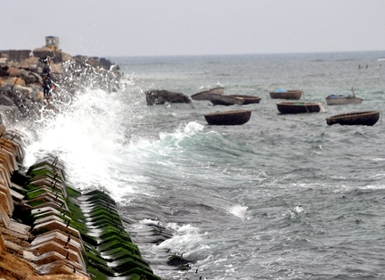 Do ảnh hưởng không khí lạnh, những ngày qua vùng biển Lý Sơn liên tục có sóng to, gió lớn gây nguy hiểm cho tàu thuyền.