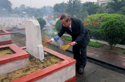 Đồng chí Nguyễn Minh- Phó Bí thư Tỉnh ủy thắp hương tại Nghĩa trang
