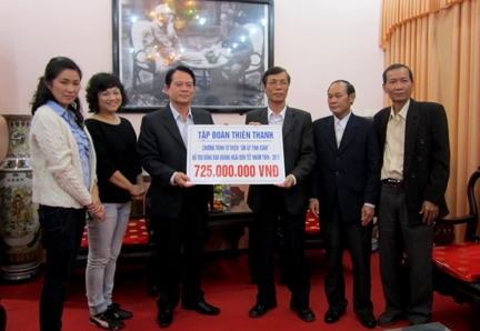 Ông Nguyễn Minh Tuấn- Chủ tịch UB MTTQVN tỉnh nhận bảng tượng trưng 1.400 suất quà trị giá 725  triệu đồng dành cho người nghèo