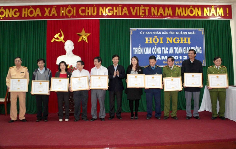 Bí thư Tỉnh ủy Võ Văn Thưởng trao bằng khen của UBND tỉnh cho các tập thể.