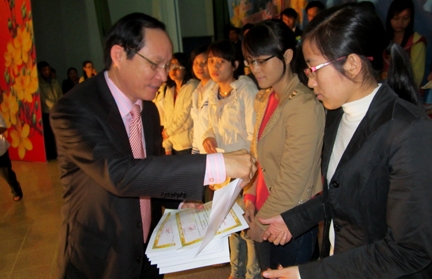Đồng chí Phạm Minh Toản- Chủ tịch HĐND tỉnh trao học bổng khuyến tài Phạm Văn Đồng cho sinh viên
