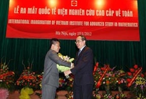 Phó Thủ tướng Nguyễn Thiện Nhân chúc mừng Viện Nghiên cứu cao cấp về Toán trong buổi ra mắt. Ảnh: Chinhphu.vn