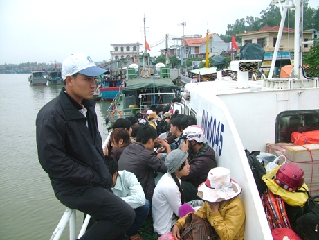  Hành khách ngồi cả lên mui tàu cao tốc Lý Sơn.