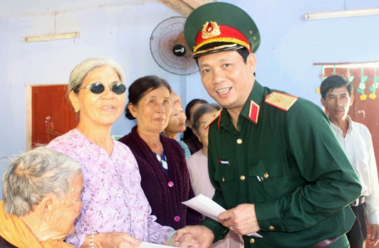 Thiếu tướng Trần Quang Phương tặng quà cho gia đình chính sách tại xã Phổ Vinh.
