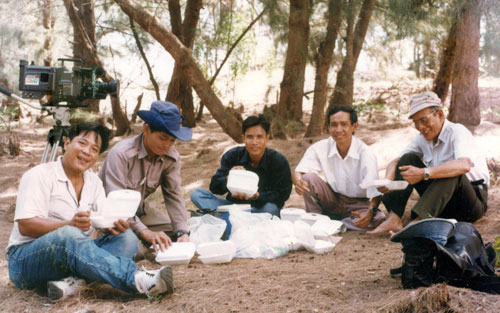 GS Lâm Công Định (bìa phải) ăn trưa cùng công nhân lâm nghiệp - Ảnh: T.L
