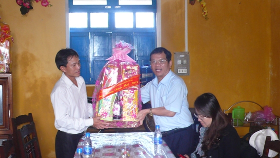 Phó chủ tịch tỉnh Lê Viết Chữ thăm, chúc tết, tăng quà cho trạm hải đăng Lý Sơn nhân dịp tết Nhâm Thìn.