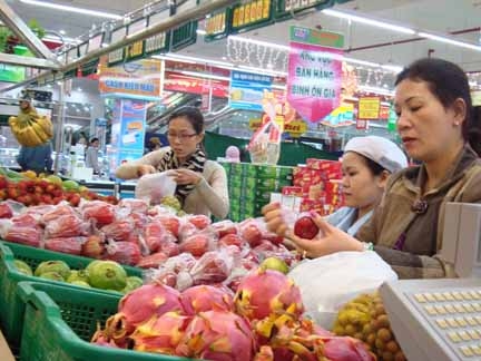 Người tiêu dùng lựa chọn hàng hóa chất lượng trong Siêu thị Co.op Mart Sài Gòn - Quảng Ngãi.