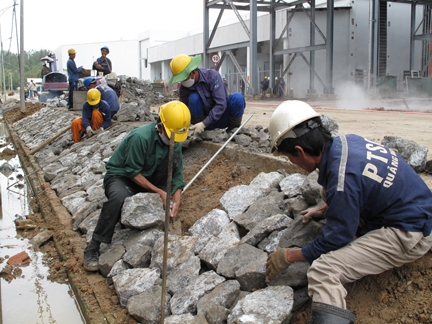  Công nhân tập trung hoàn thiện đường nội bộ trong nhà máy