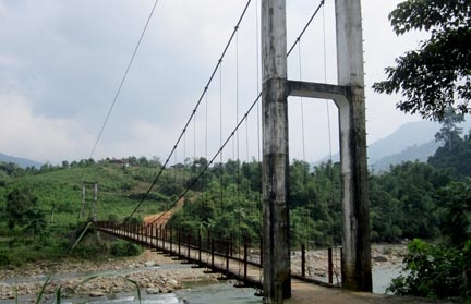 Những chiếc cầu bắt qua sông luôn là ước mơ cháy bỏng của nhiều người dân Sơn Hà từ bao đời nay