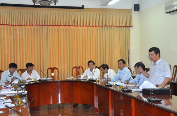 Phó Chủ tịch UBND tỉnh Lê Viết Chữ phát biểu tại buổi họp.