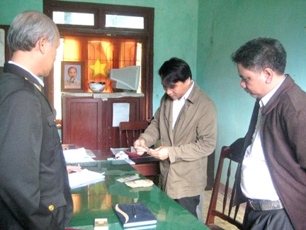 Đoàn kiểm tra do huyện Sơn Hà thành lập kiểm tra số tiền bị “ém ”trước khi cấp cho người nghèo ở xã Sơn Thành.