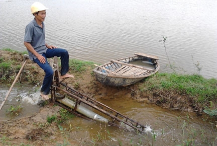 Nông dân Phạm Ngọc Tánh ở thôn Văn Hà, xã Đức Phong (Mộ Đức) đạp xe nước để tiêu úng, với hy vọng sớm xuống được giống.