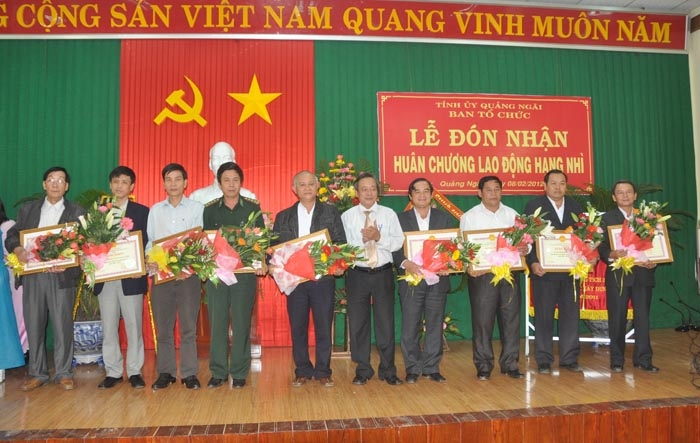 Đồng chí Nguyễn Minh-Phó Bí thư Tỉnh ủy trao bằng khen của Tỉnh ủy cho các tập thể.