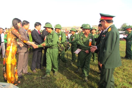 Lãnh đạo huyện Tư Nghĩa bắt tay động viên các tân binh giờ lên đường làm nhiệm vụ bảo vệ Tố quốc.