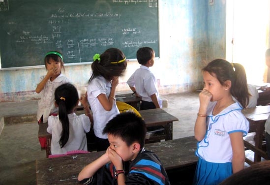 Xót xa khi thấy học trò ở điểm Trường tiểu học thôn An Vĩnh (Tịnh Kỳ) thường xuyên bịt mũi khi ở trong lớp học vì môi trường xung quanh ô nhiễm.