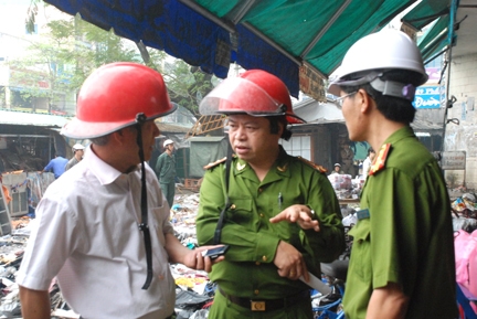 Thiếu tướng Lê Xuân Hòa - Giám đốc Công an tỉnh đến chỉ đạo trực tiếp lực lượng khám nghiệm hiện trường