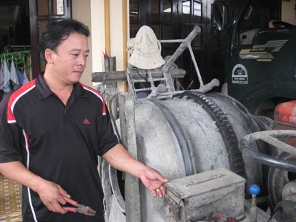 Anh Trương Văn Thông tu sửa máy trộn bê-tông để chuẩn bị bước vào 