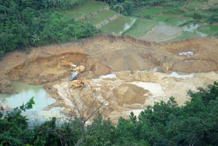 Dòng sông tang tan nát bởi “vàng tặc”.