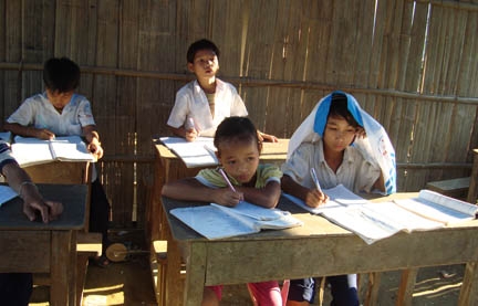 Học trò nghèo Trà Veo phải đội áo nghe giảng bài vì nắng dội vào lớp gay gắt.