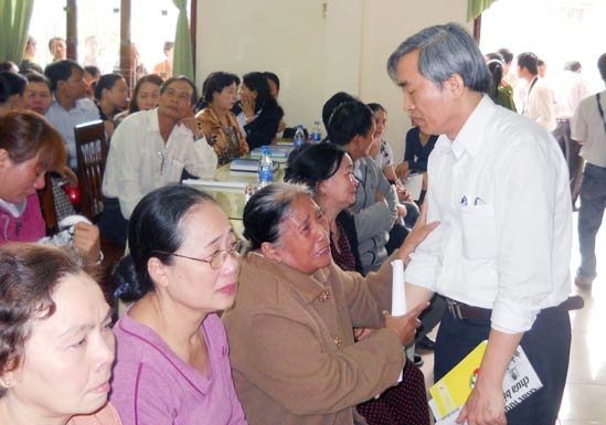 Phó Chủ tịch UBND tỉnh Lê Quang Thích chia sẻ động viên bà con tiểu thương bị thiệt hại trong vụ cháy chợ.