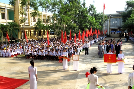 Thầy cô giáo và học sinh Trường THPT số 1 Tư Nghĩa đón nhận Bằng công nhận Trường chuẩn Quốc gia (11/2011).